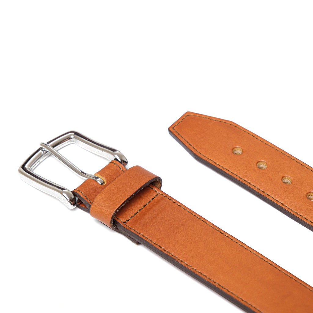 Italian Casual Belt in English Tan, close-up of the silver buckle, keeper and tapered tip