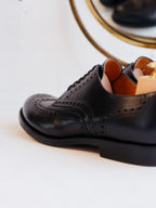 Wingtip Shoes in Raven Black, close-up of the brogued toe and leather lining